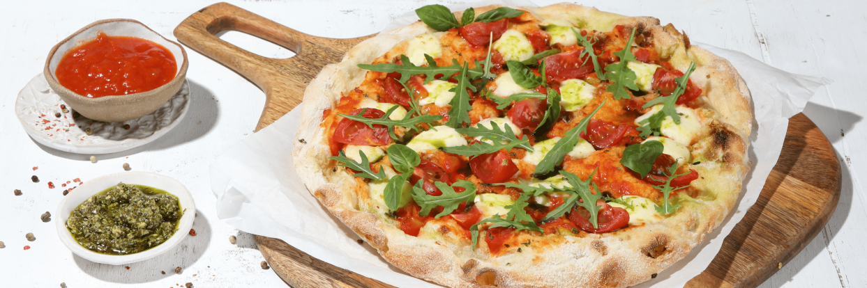 Pinsa with mozzarella and basil pesto